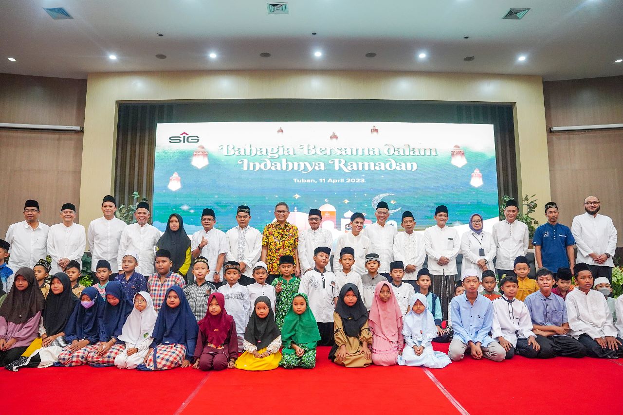 Jajaran Komisaris dan Direksi SIG bersama anak yatim pada acara Safari Ramadan SIG, di Pabrik Tuban, Jawa Timur (11/4).