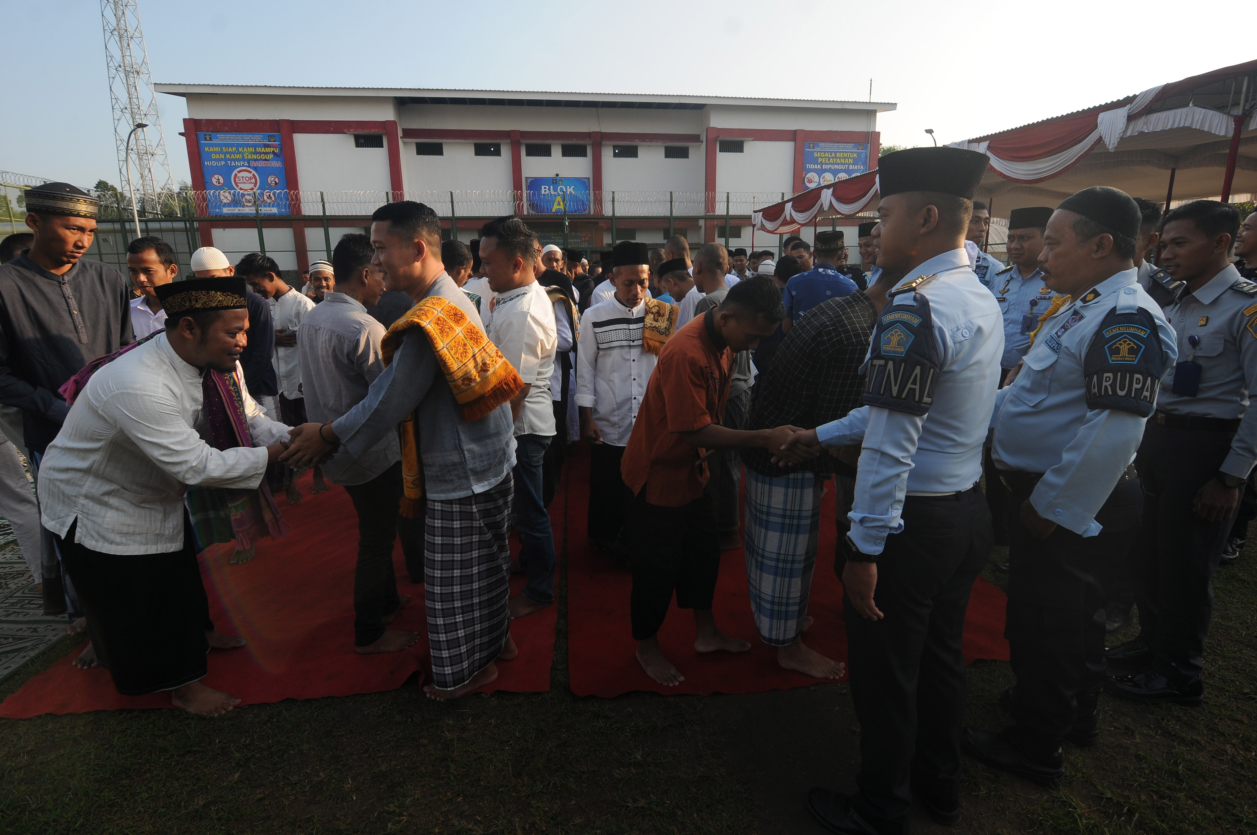 Warga binaan pemasyarakatan bersalaman dengan petugas rutan 