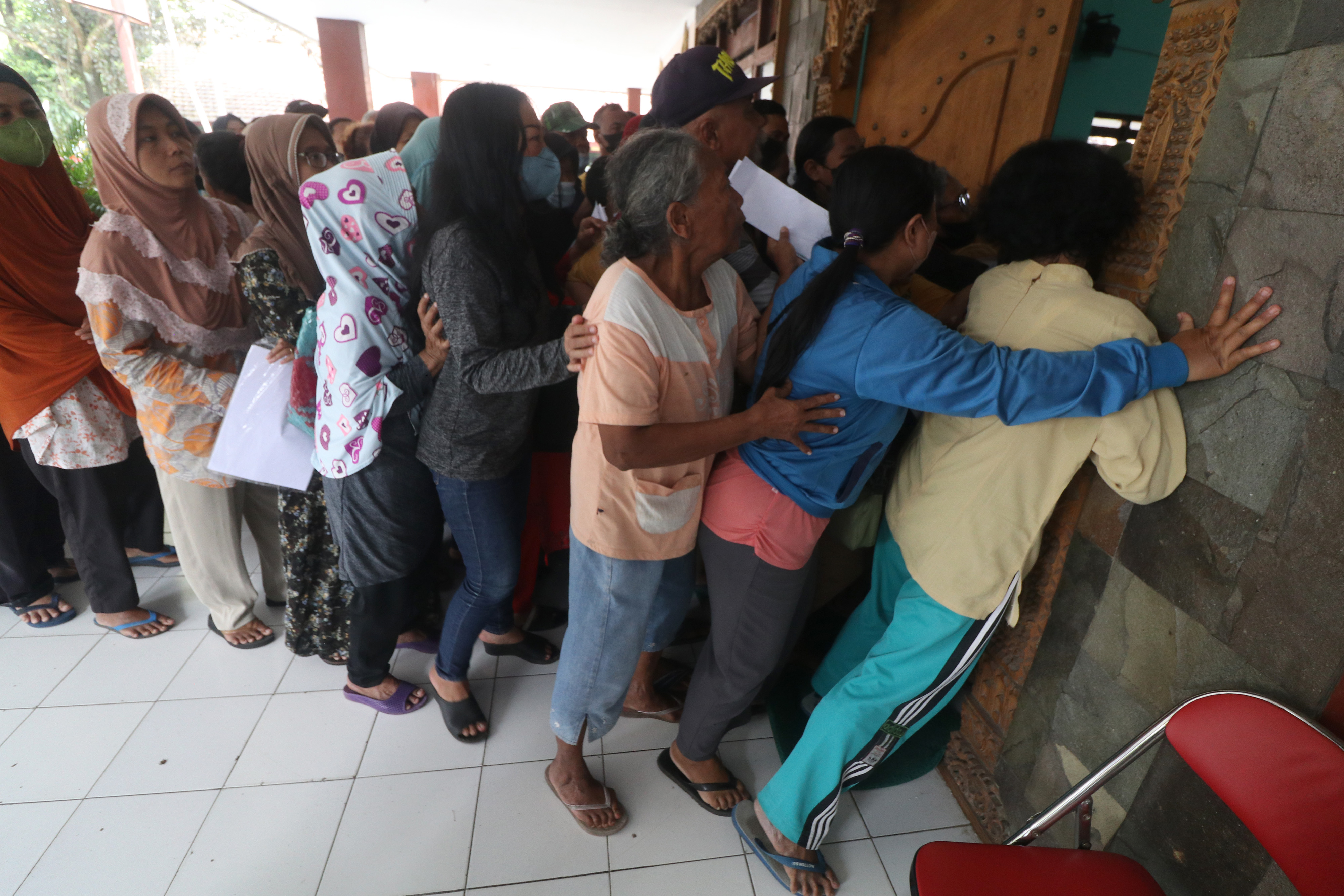 Warga di Jawa Timur antre untuk mendapatkan jatah beras dari cadangan beras pemerintah