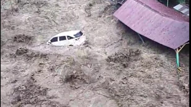 Sebuah mobil terbawa banjir bandang yang terjadi di Deli Serdang, Sumatra Utara.