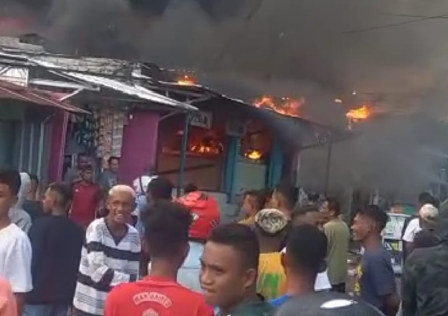 Kebakaran di Larantuka yang melanda sebuah konter ponsel dan rumah makan.