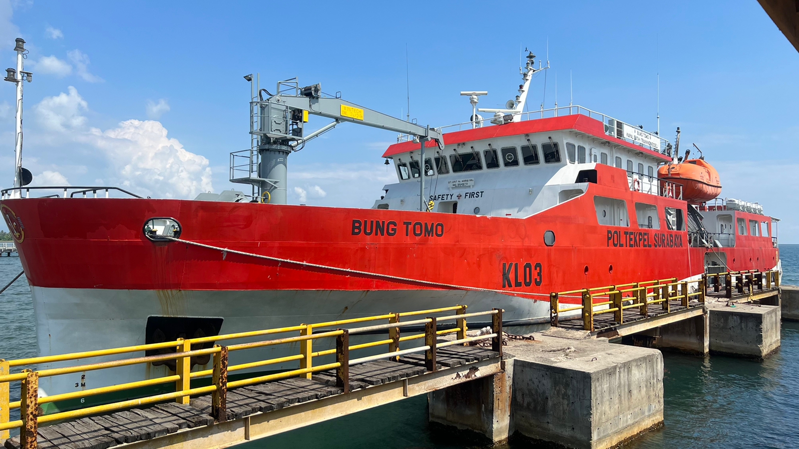 Kapal latih Bung Tomo milik Poltekpel Surabaya turut menyukseskan angkutan lebaran 2023.