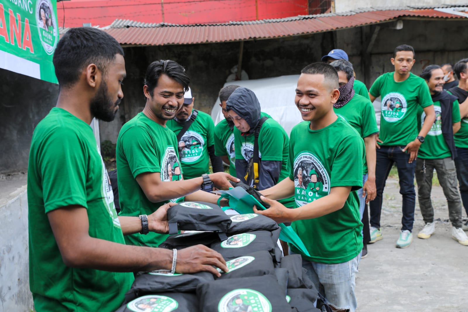 Kajol Indonesia membagikan jas hujan untuk pengemudi ojol di Bogor