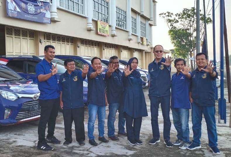Ayep Zaki (tiga dari kanan) bersama kader NasDem di Sukabumi.