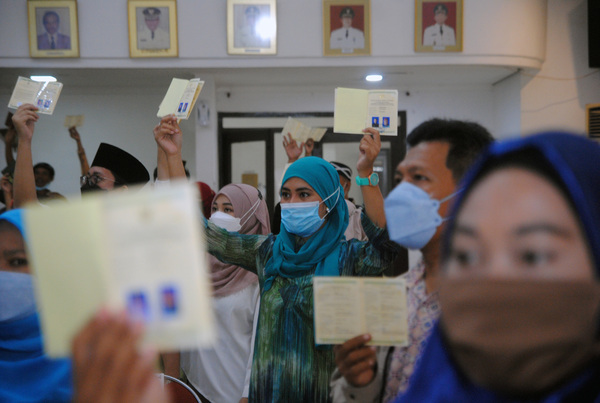 Sejumlah pasangan suami istri menunjukkan buku nikah saat Itsbat Nikah Massa di Bogor