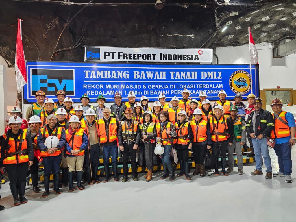 Karyawan PT Freeport Indonesia dari berbagai daerah berfoto bersama para pimpinan di lokasi tambang bawah tanah Grasberg, Jumat (7/4/2023)