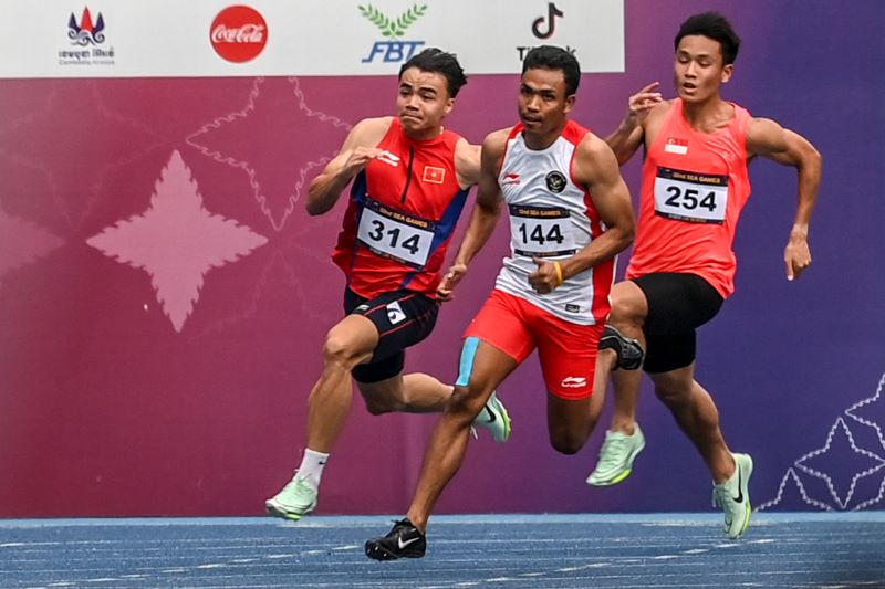  Pelari Indonesia Muhammad Zohri berada di poisisi terdepan pada nomor lari 200 meter SEA Games 2023.