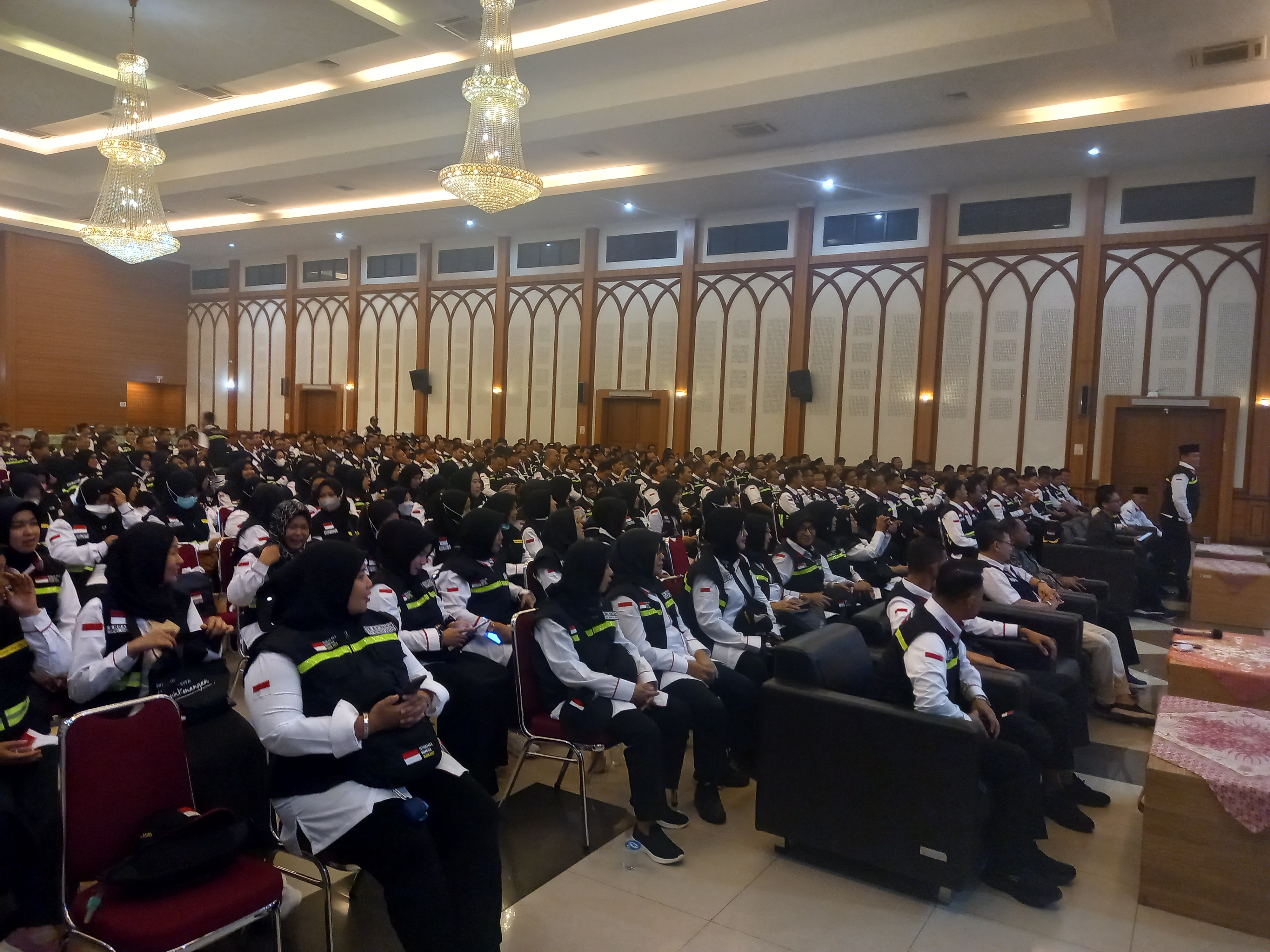 Para petugas haji Daker Bandara dan Daker Madinah mengikuti pengarahan pemberangkatan, di Asrama Haji Pondok Gede, Jakarta, Jumat (19/5) mal