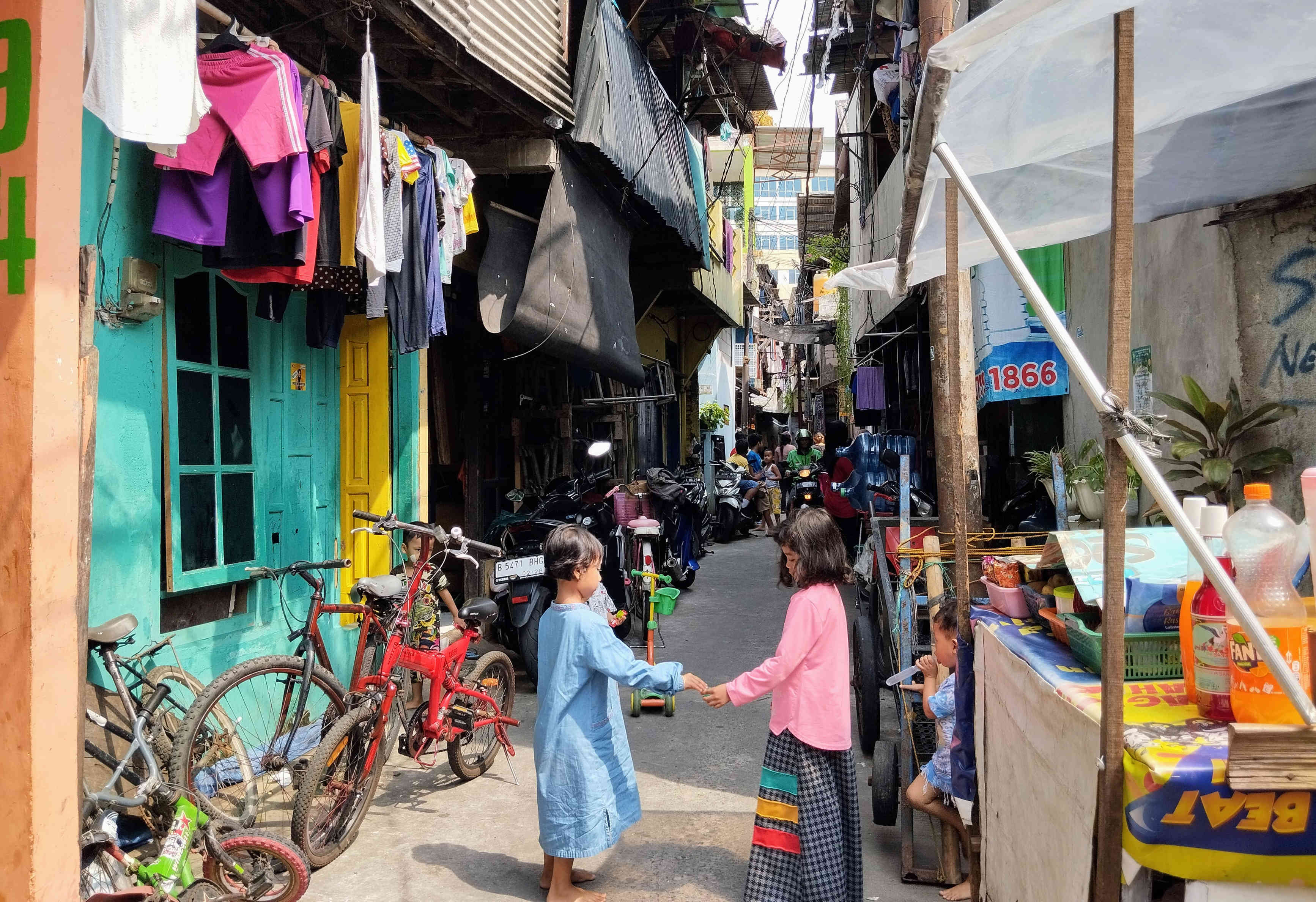 Warga beraktifitas di perkampungan padat penduduk, di Jakarta.