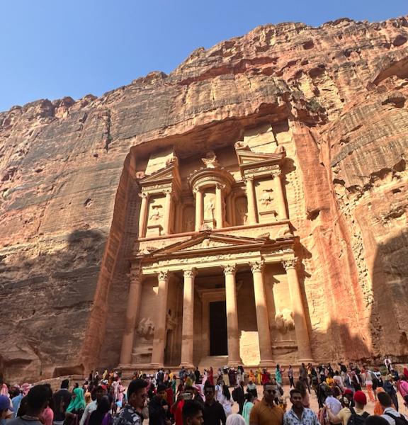 Kelompok seniman multimedia asal Bandung, The Fox, The Folks, menggelar Petra Light Festival” di Petra, Jordania, situs UNESCO. 