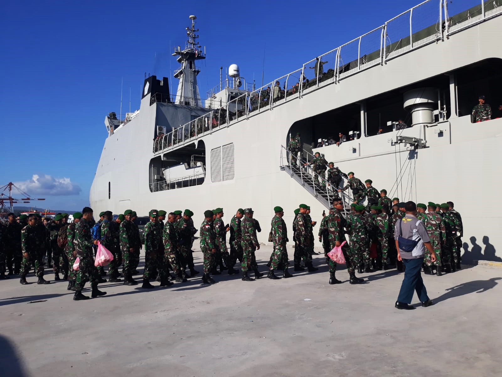Anggota TNI hendak naik KRI Banjarmasin 592 yang bersandar di Pelabuhan Tenau Kupang.