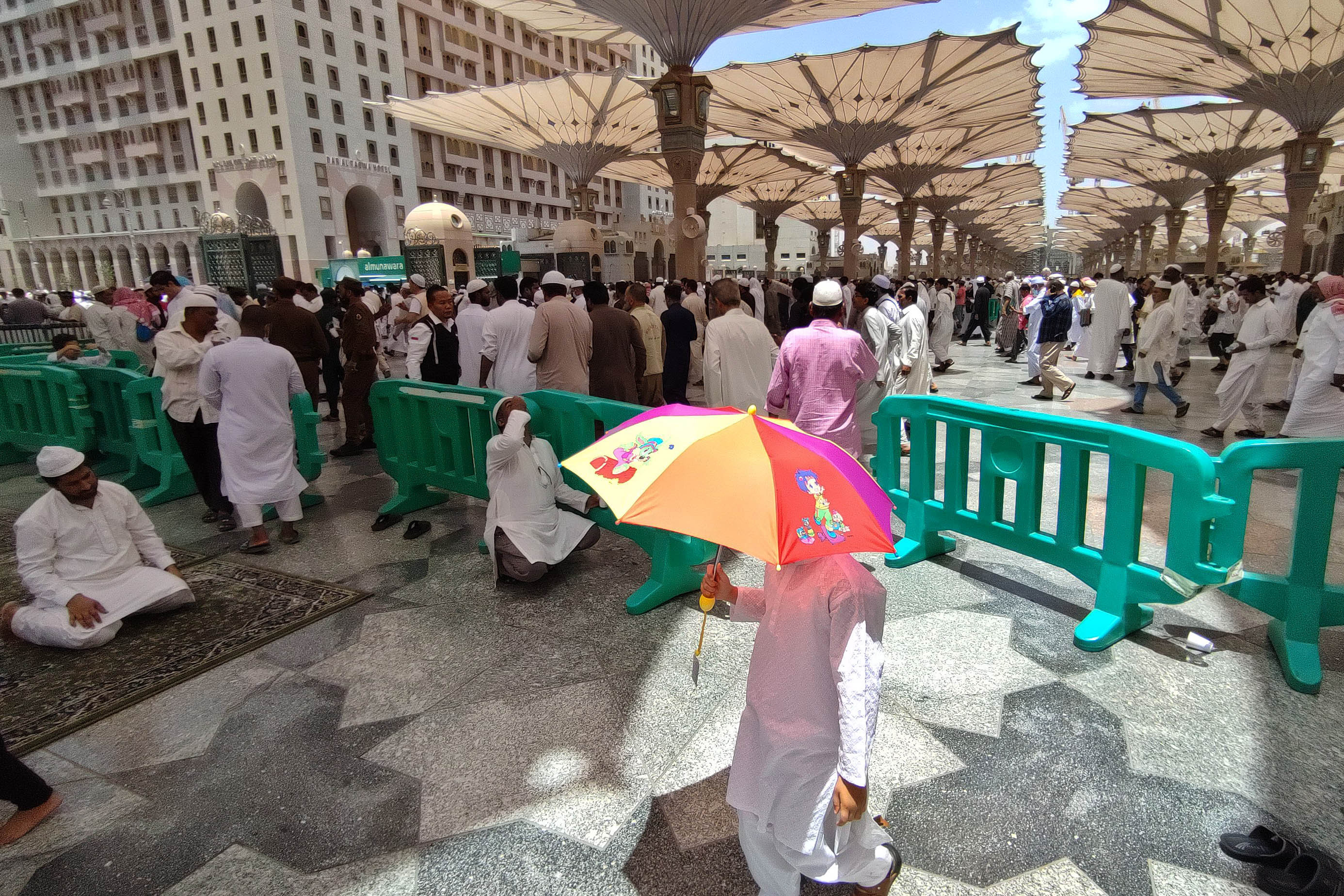 Cuaca terik di Masjid Nabawi, Madinah, hingga 46 derajat selsius membuat banyak calon jemaah haji waspada agar terhindar dari heat strok.
