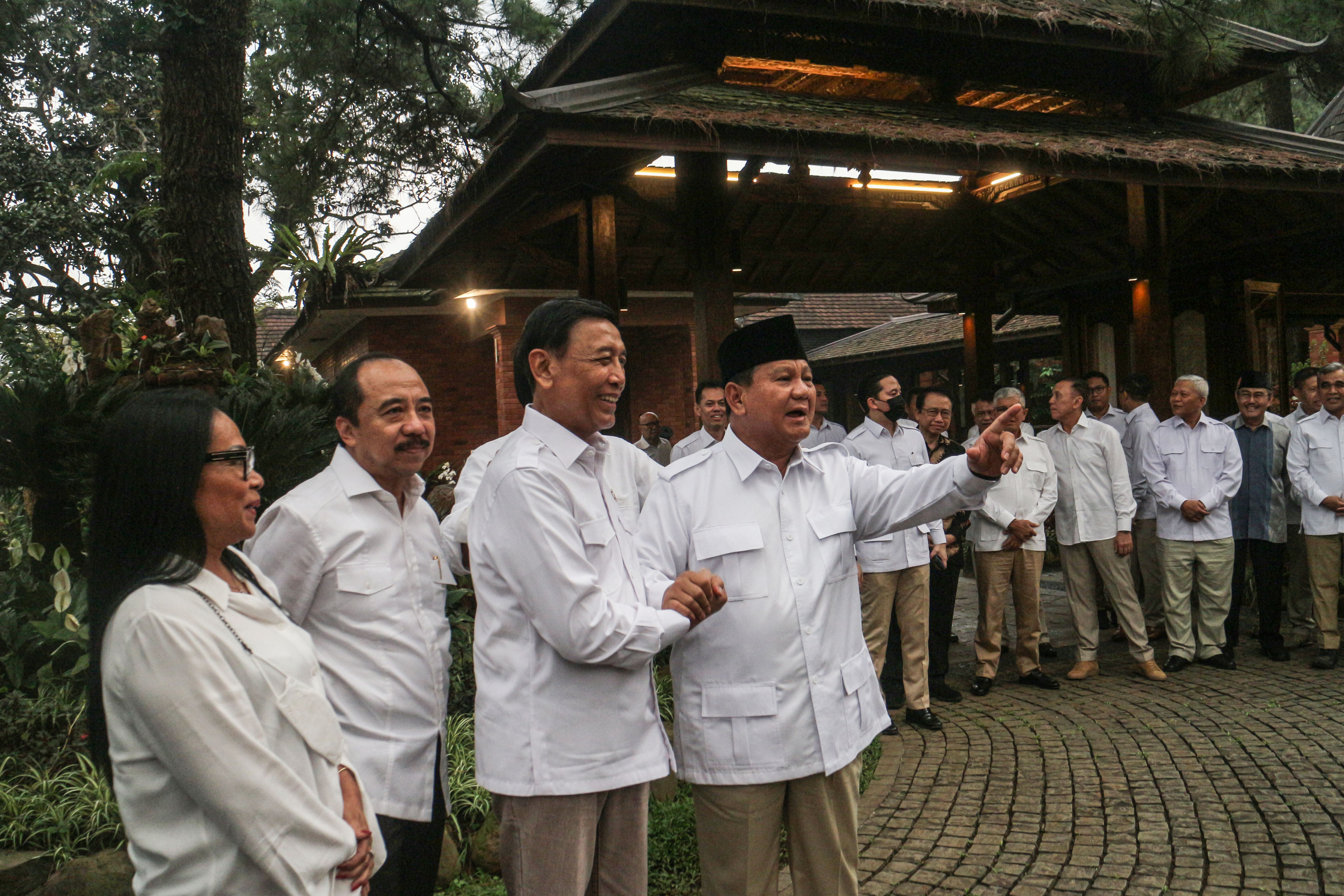 Ketua Umum Partai Gerindra Prabowo Subianto berjabat tangan dengan Ketua Dewan Pertimbangan Presiden Republik Indonesia Wiranto
