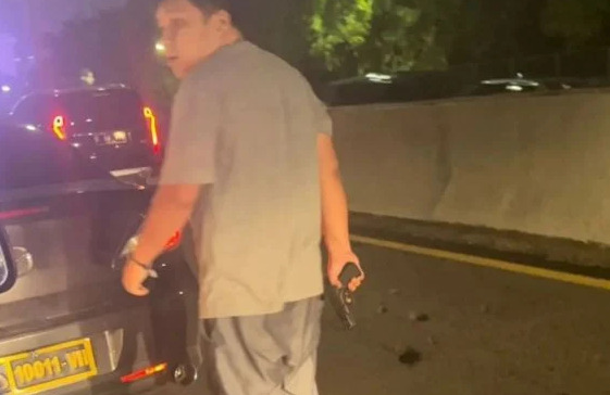 Aksi koboi pria todongkan senjata api di tol Tomang, Jakarta Barat.