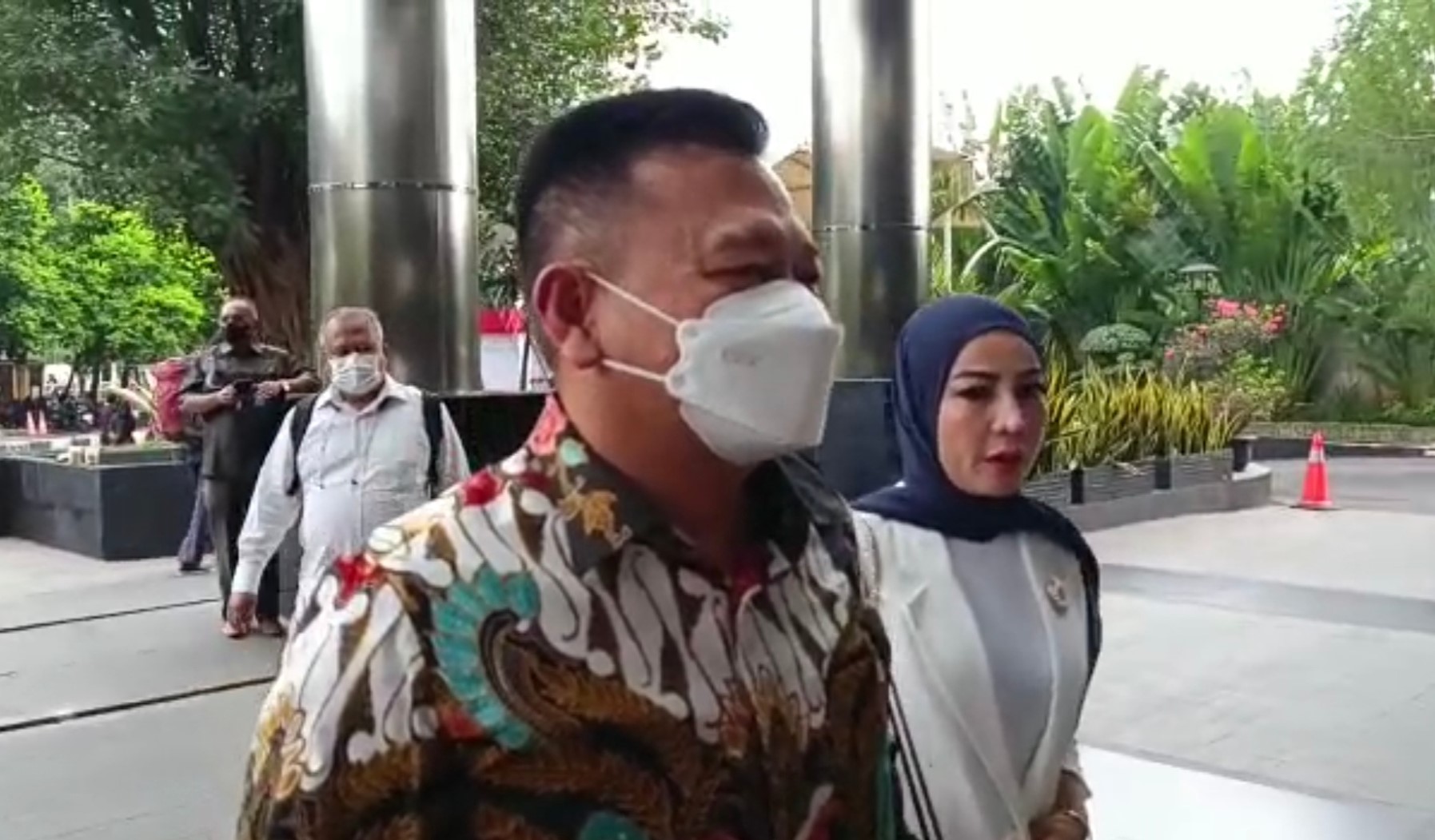 Mantan Direktur Penyelidikan KPK Endar Priantoro bersama istri tiba di Gedung KPK.