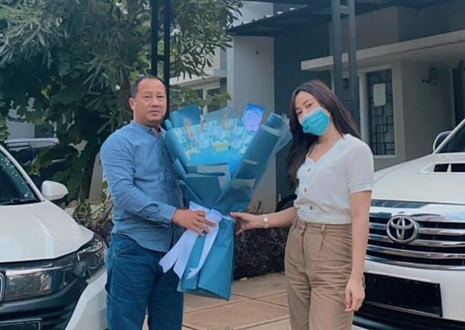 Founder Dneeds.beauty Dewi Wulan Sari (kanan) bersama ayahnya, sukses menjadi wirausaha muda dalam bisnis slimming dan skincare.