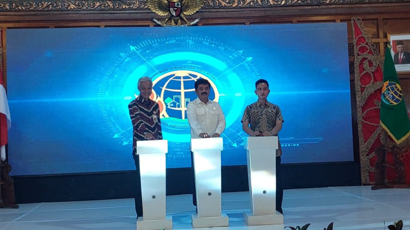 Menteri Hadi Tjahjanto, Gubernur Ganjar Pranowo dan Wali Kota Gibran Rakabuming dalam deklarasi Kota Lengkap Pertanahan di Surakarta. 
