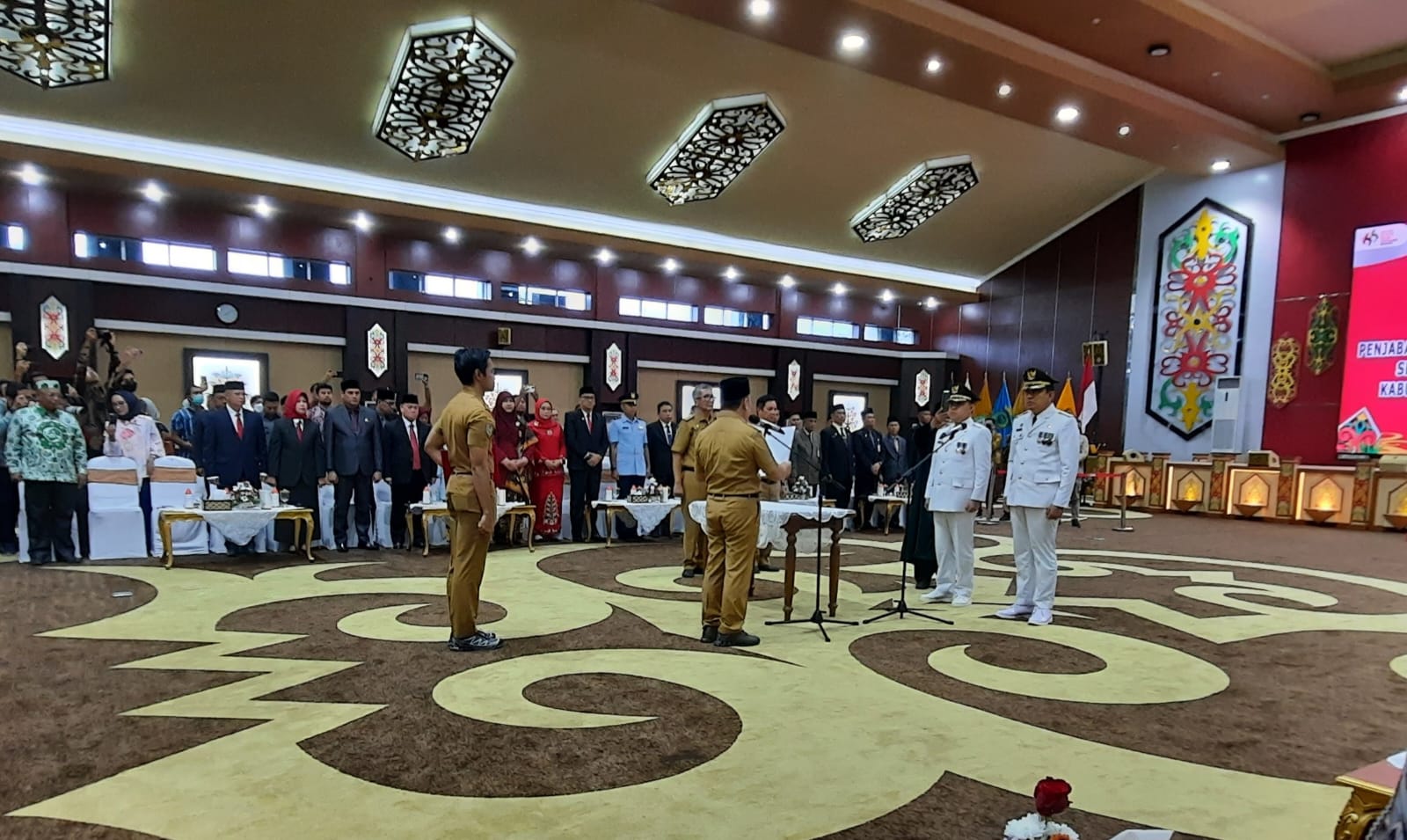 Gubernur Kalimantan Tengah Sugianto Sabran melantik dua penjabat bupati di wilayahnya.