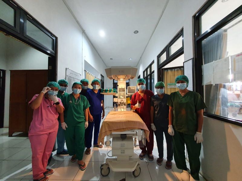 Tim kamar operasi siap menerima bayi kembar siam yang dikirim dari kamar NICU.