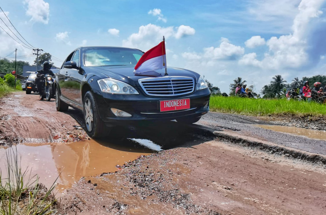 Dear Pengemudi Mobil Sedan, Ini Tips Berkendara saat Kondisi Jalan Rusak