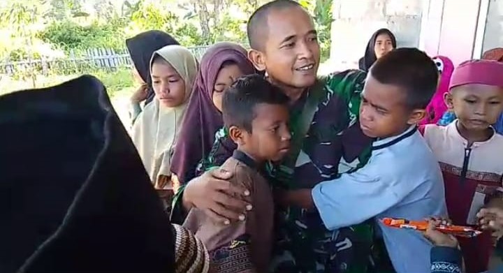 Kedatangan Serma Mohammad Riadi disambut tangis anak-anak Desa Hote, Waesama, Buru Selatan, Maluku.