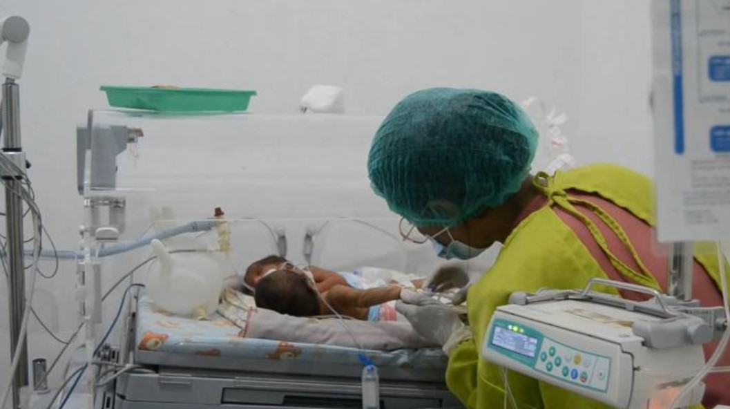 Tenaga kesehatan merawat bayi kembar siam di RSUD dr Hendrikus Fernandes Larantuka.