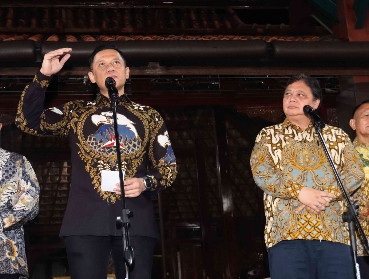 Ketua Umum Golkar Airlangga Hartarto dan Ketua Umum Demokrat AHY memberikan keterangan pers usai pertemuan di Cikeas