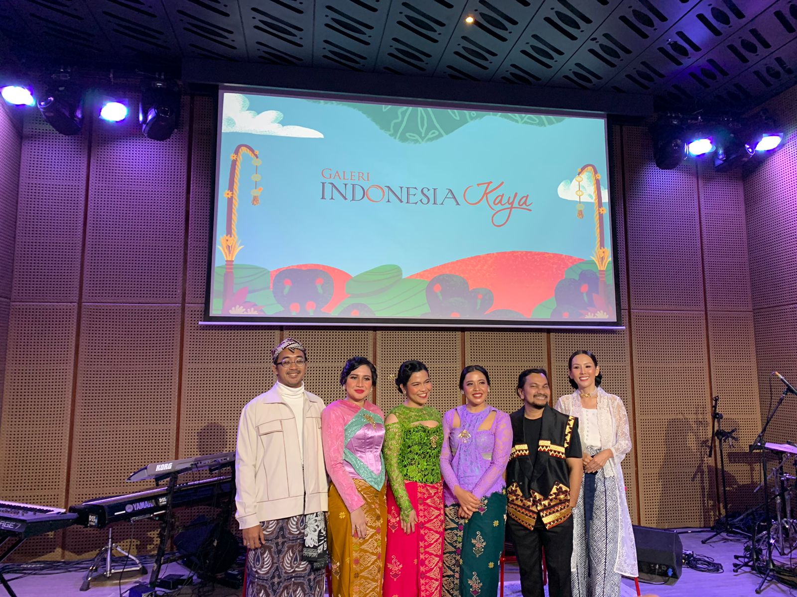 DirDirektur program Galeri Indonesia Kaya Renitasari Adrian (ujung kanan) bersama para penampil di pembukaan kembali galeri tersebut.