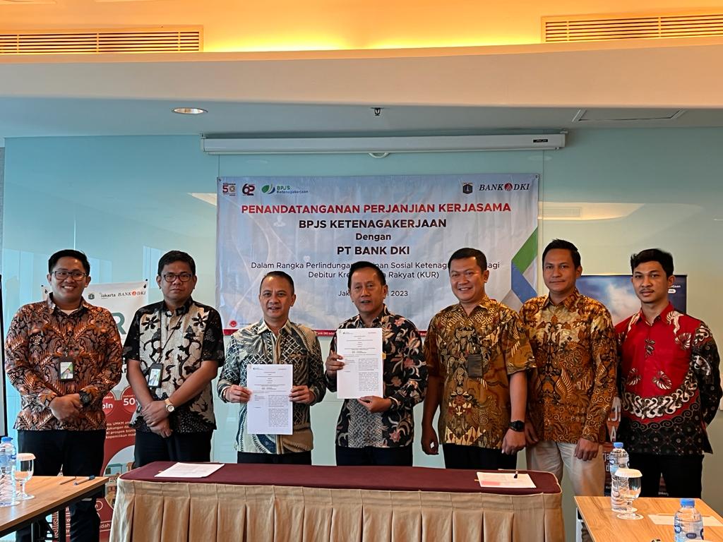 Acara penandatanganan kerja sama antara BPJS Ketenagkerjaan Wilayah DKI dan Bank DKI untuk memberi perlindungan sosial bagi penerima KUR.