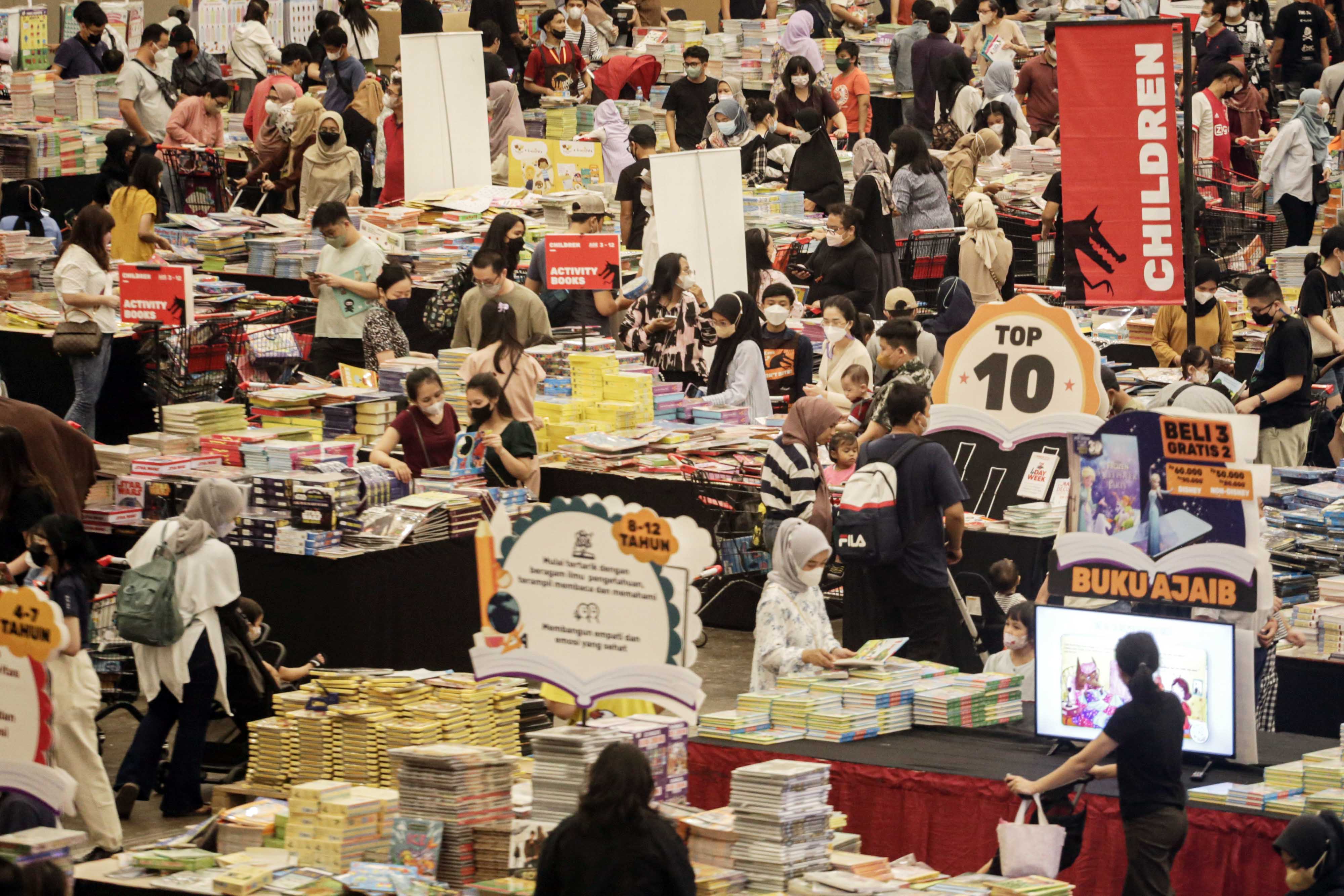 Pengunjung memilih buku yang dijual dalam bazar buku Big Bad Wolf 2022 di ICE BSD, Tangerang, Banten, Minggu (27/11/2022).