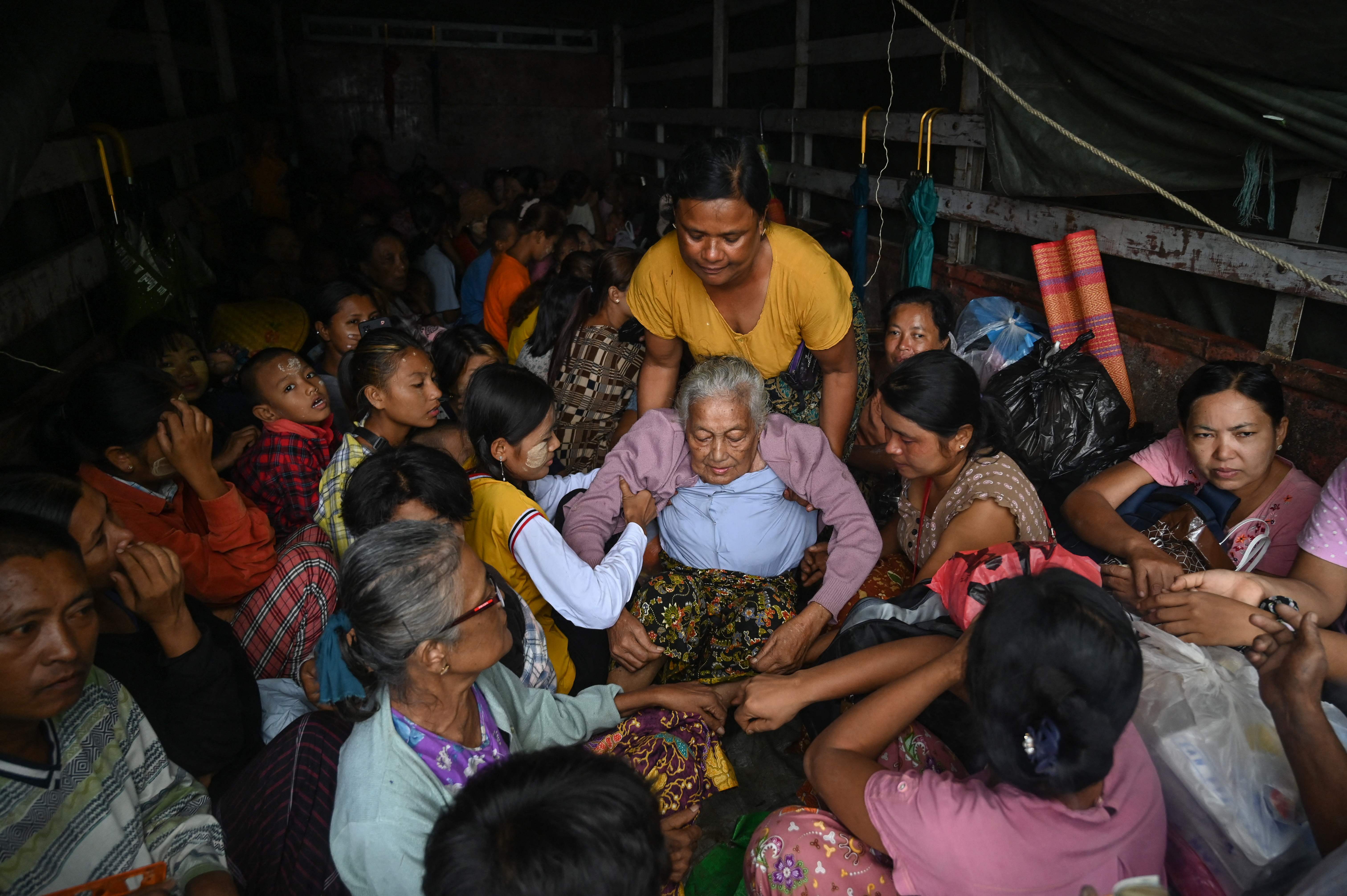 Warga di Rkhine, Myanmar mengungsi sebelum datangnya Topan Mocha yang diperkiaran terjadi Minggu (14/3)