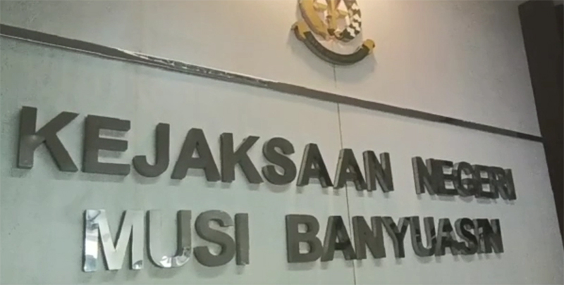 Anggota DPRD Musi Banyuasin berinisial AS ditahan Kejaksaan Negeri Musi Banyuasin (Muba), Sumatra Selatan, karena terlibat kasus dugaan pera