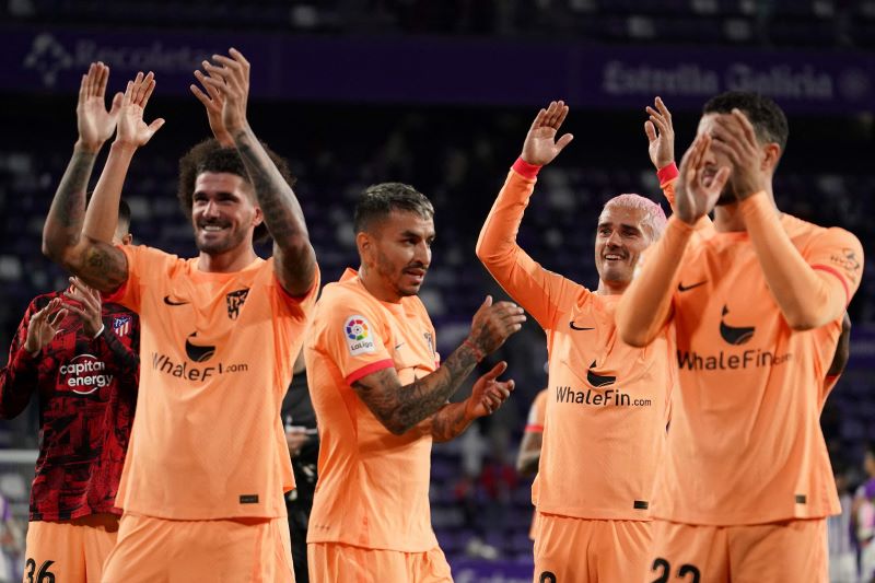 Para pemain Atletico Madrid berselebrasi usai mengalahkan Real Valladolid.