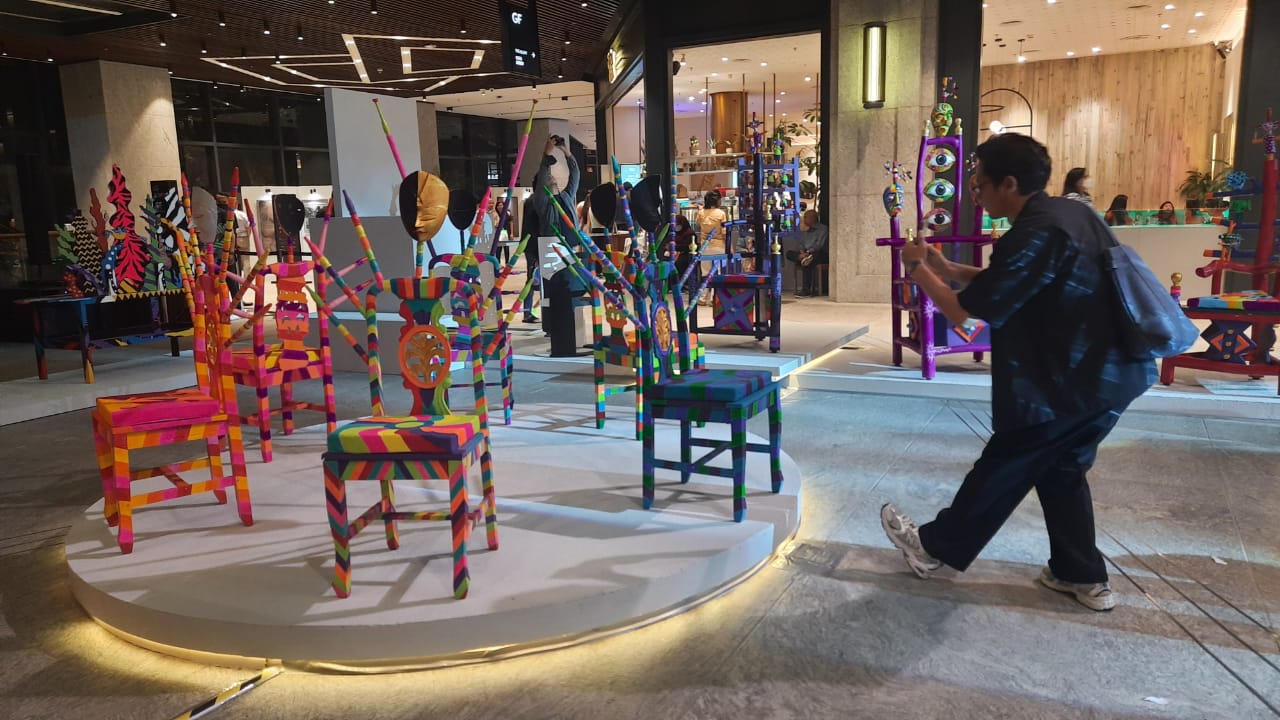 Pengunjung sedang menikmati karya seni, Kursi