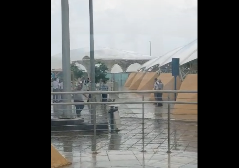 Kedatangan jemaah haji di Bandara Amir Mohammad bin Abdul Aziz (AMAA), Madinah, disambut hujan.