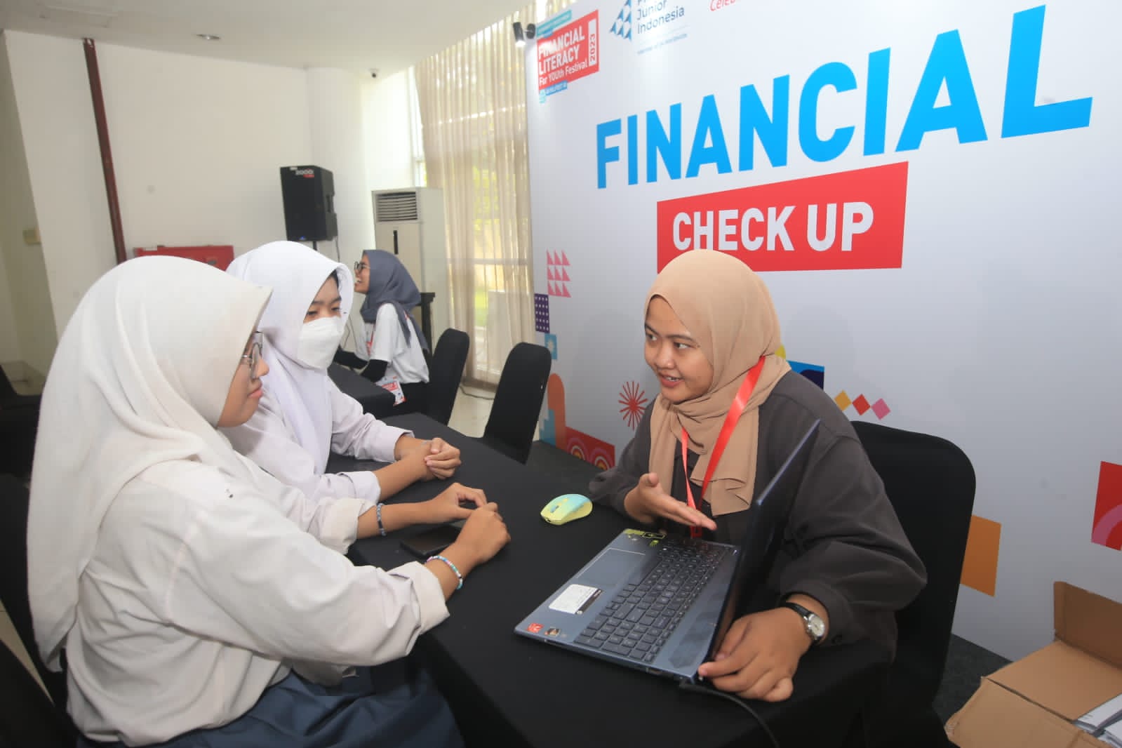 Dua siswa mengikuti program Financial Check Up dalam Financial Literacy for YOUth Festival di di Felfest UI, Jakarta.