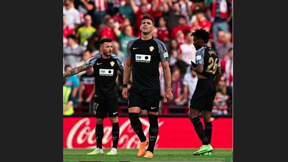 Reaksi para pemain Elche di laga La Liga melawan Almeria.