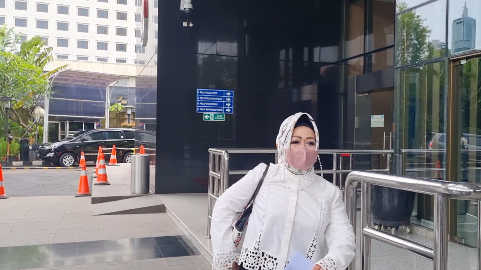 Kepala Dinas Kesehatan (Kadinkes) Provinsi Lampung Reihana memenuhi panggilan KPK klarifikasi LHKPN, hari ini.