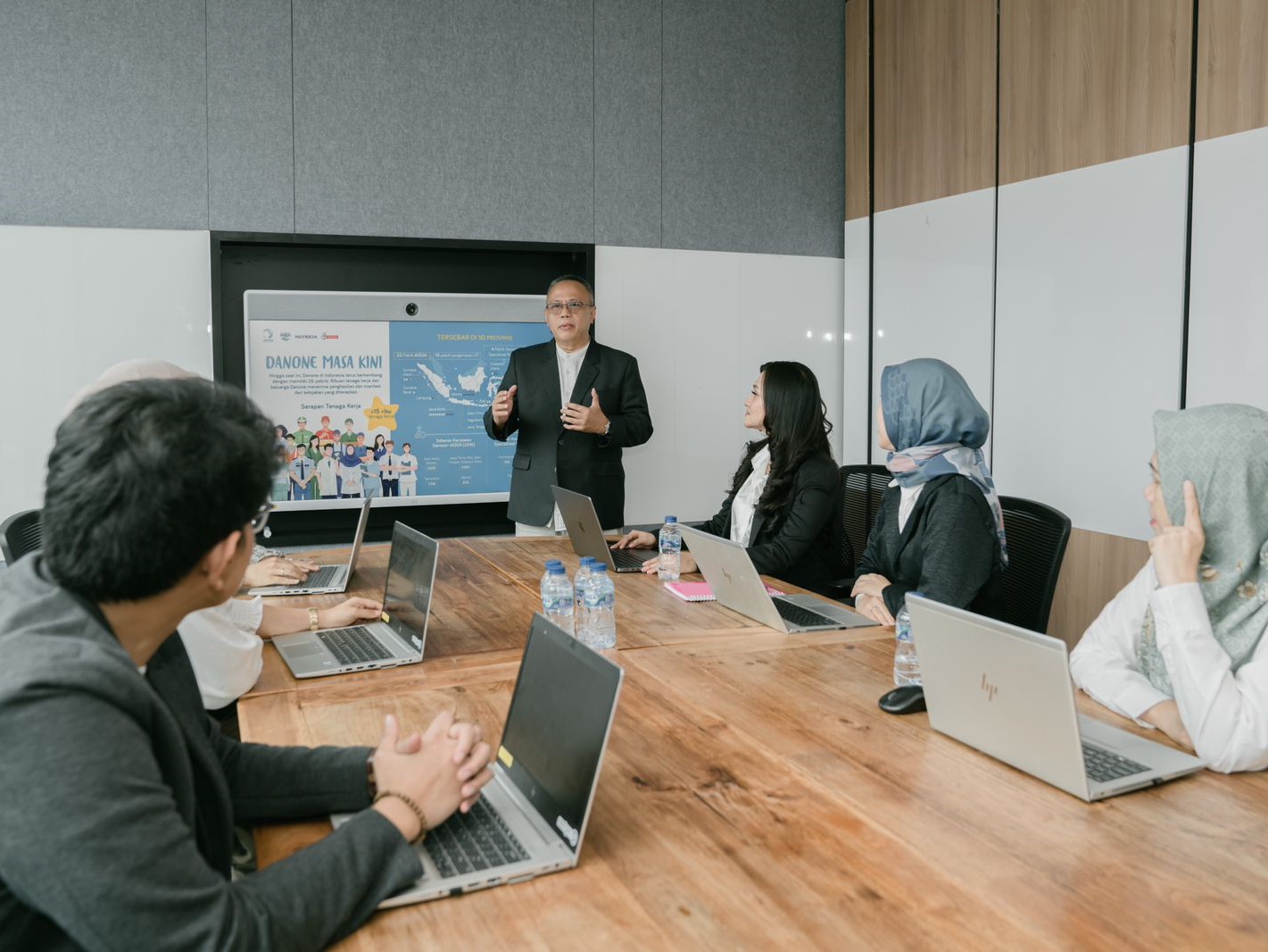 Arif Mujahidin bersama timnya.