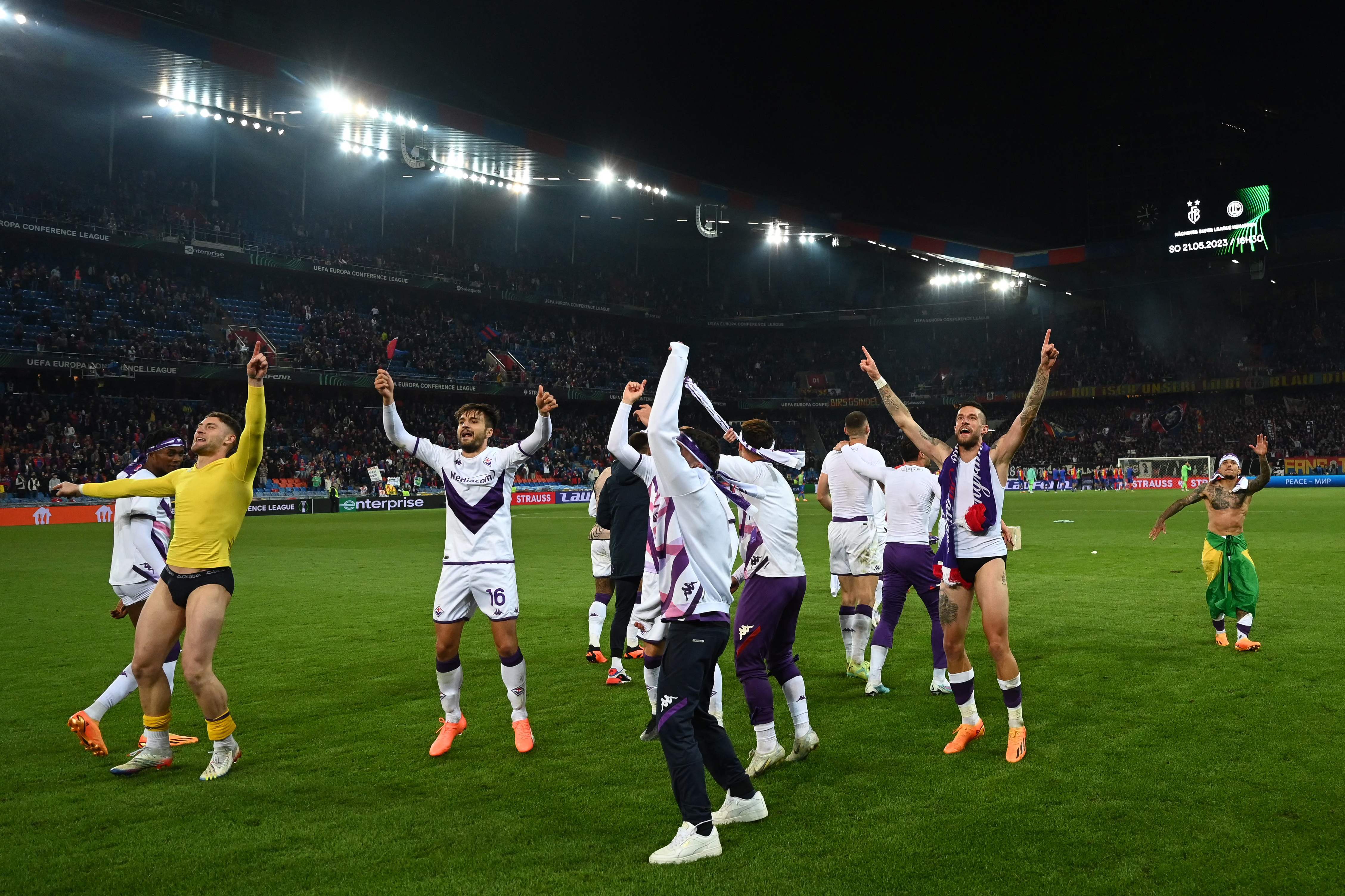 Para pemain Fiorentina melakukan selebrasi usai memastikan diri melaju ke final Liga Konferensi UEFA usai menang di kandang FC Basel.