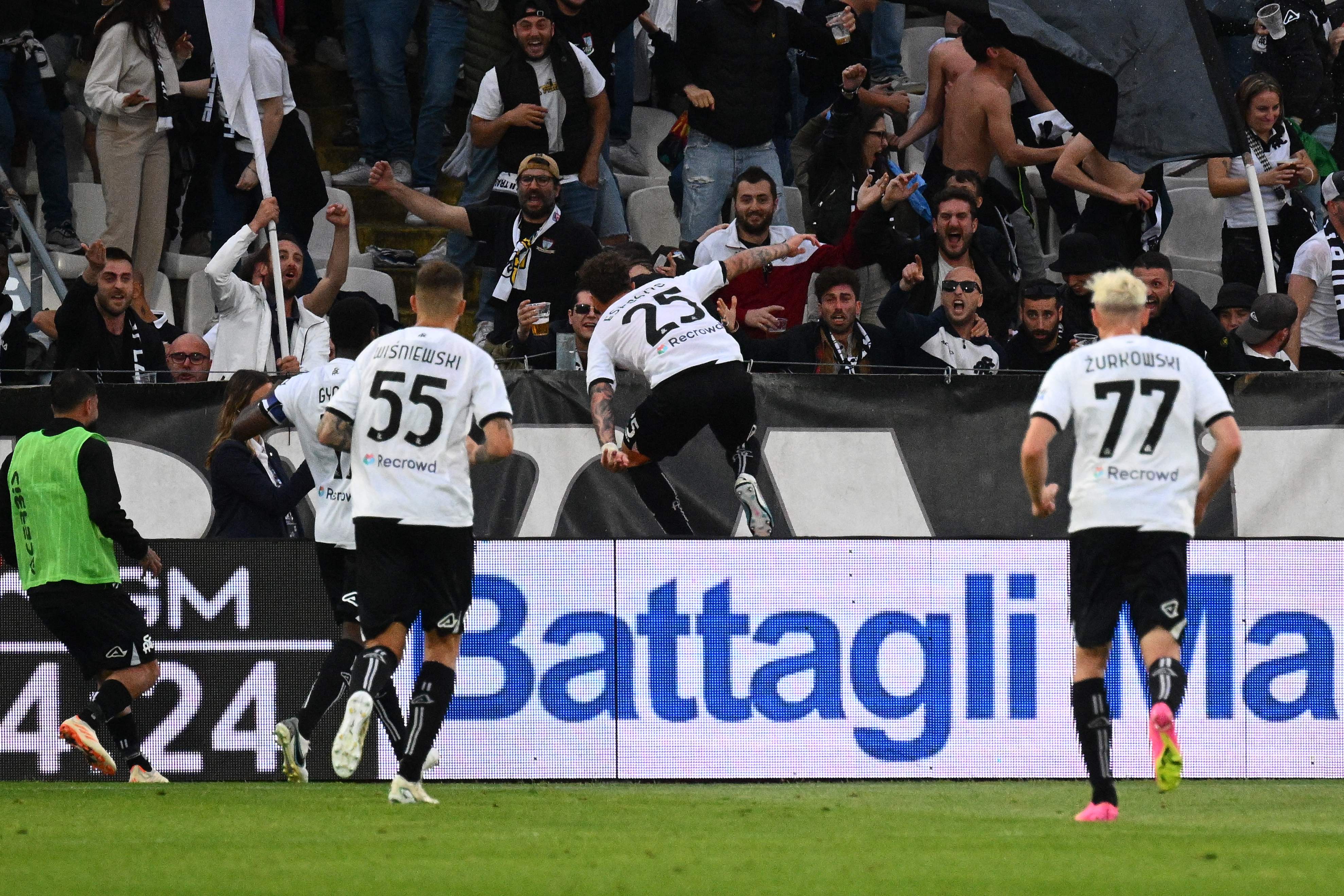 Gelandang Spezia Salvatore Esposito (tengah) melakukan selebrasi usai mencetak gol ke gawang AC Milan di laga Serie A.