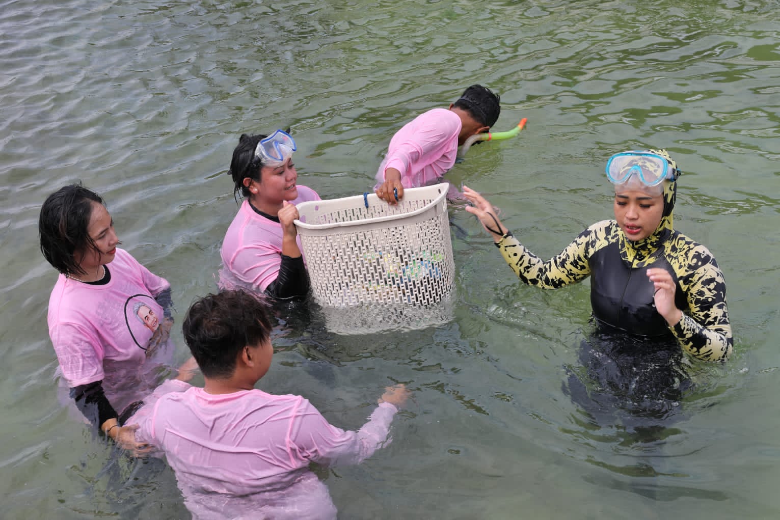 Kegiatan bersih-bersih pantai di Gili Ketapang, Probolinggo, Jawa Timur
