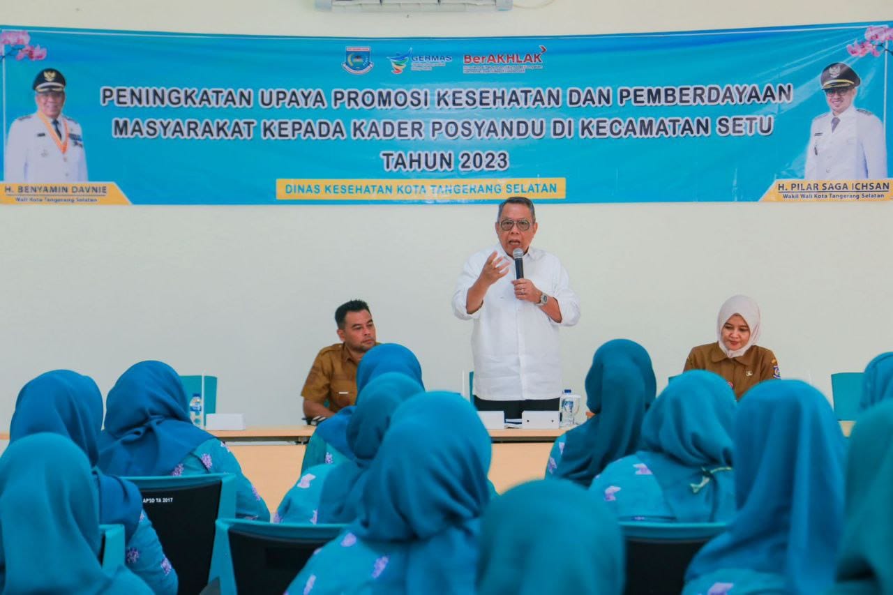 Wali Kota Tangerang Selatan Benyamin Davnie di depan kader Posyandu Kecamatan Setu, Tangsel, Rabu (24/5).