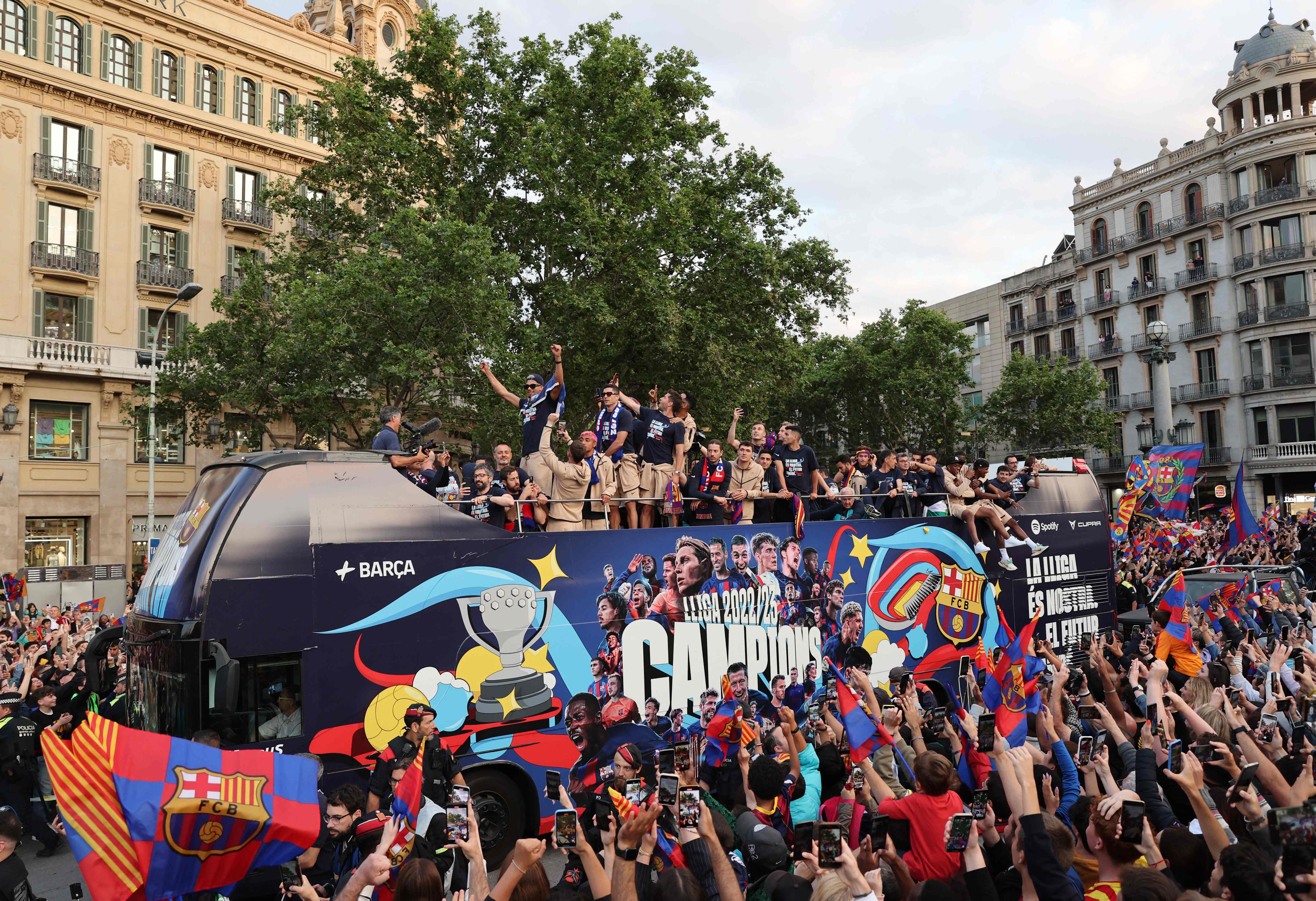 Barcelona Gelar Parade Juara