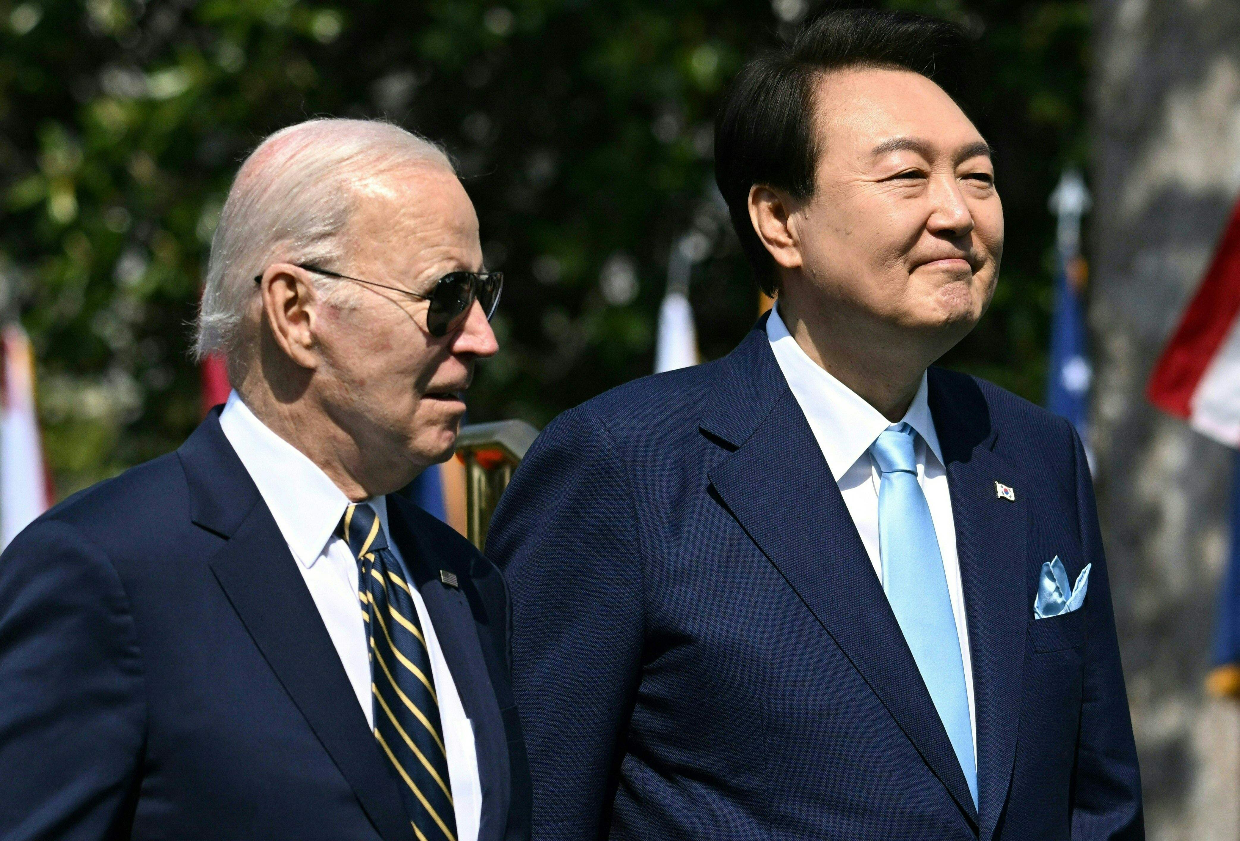Presiden AS Joe Biden (kiri) dan Presiden Korea Selatan Yoon Suk Yeol bertemu di Gedung Putih, Washington, AS, Jumat (26/4).