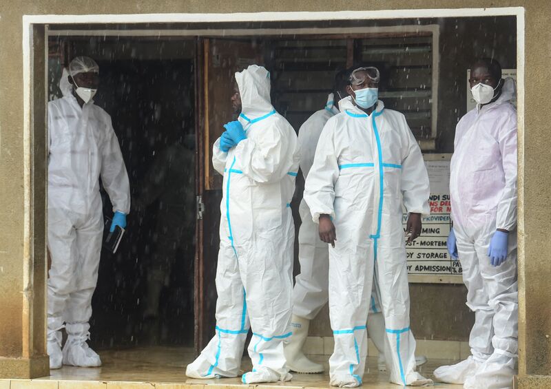 Petugas menggunakan hazmat untuk melakukan evakuasi temuan mayat korban sekte sesat Kenya.