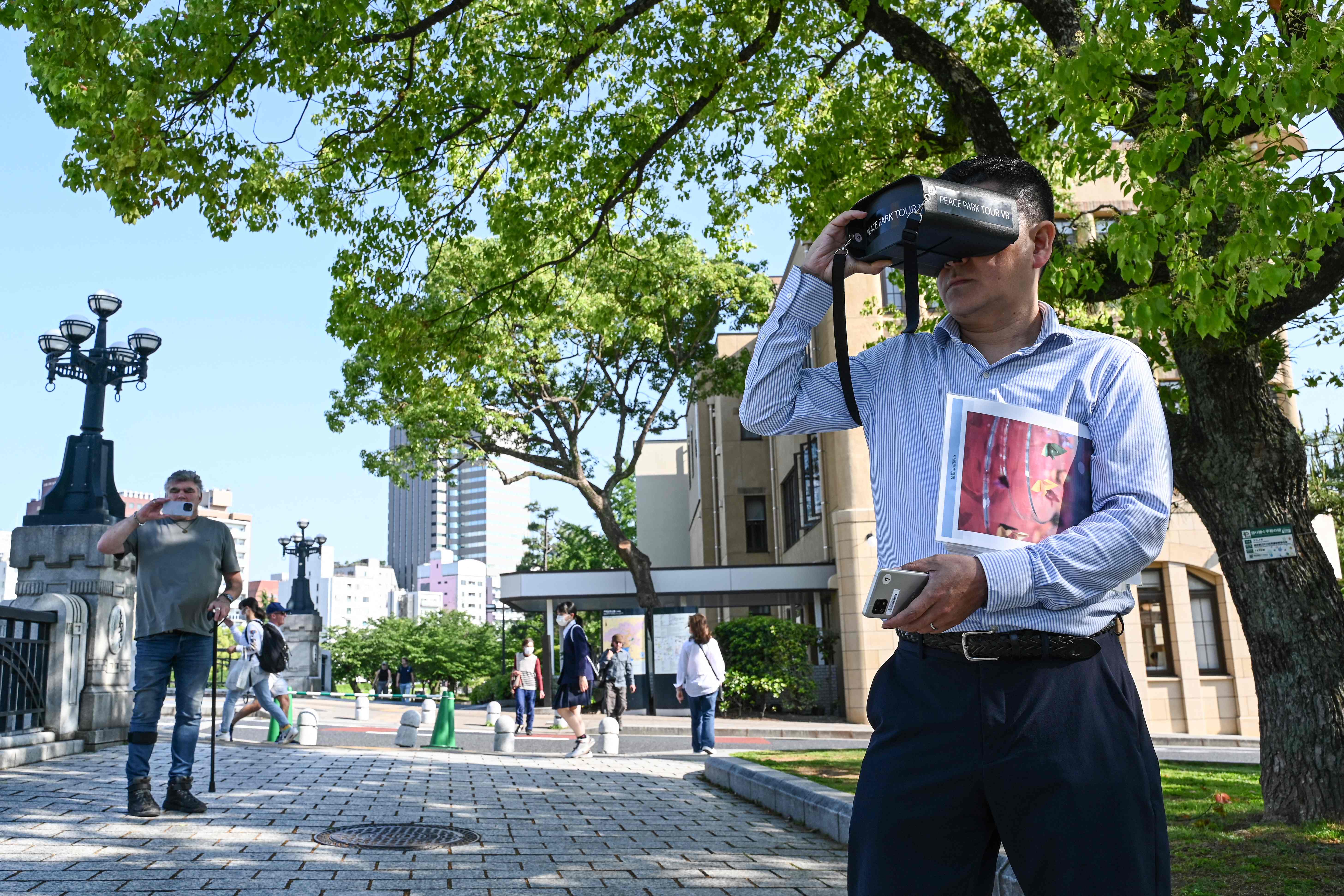Hiroshi Yamaguchi (kanan) menggunakan alat virtual reality