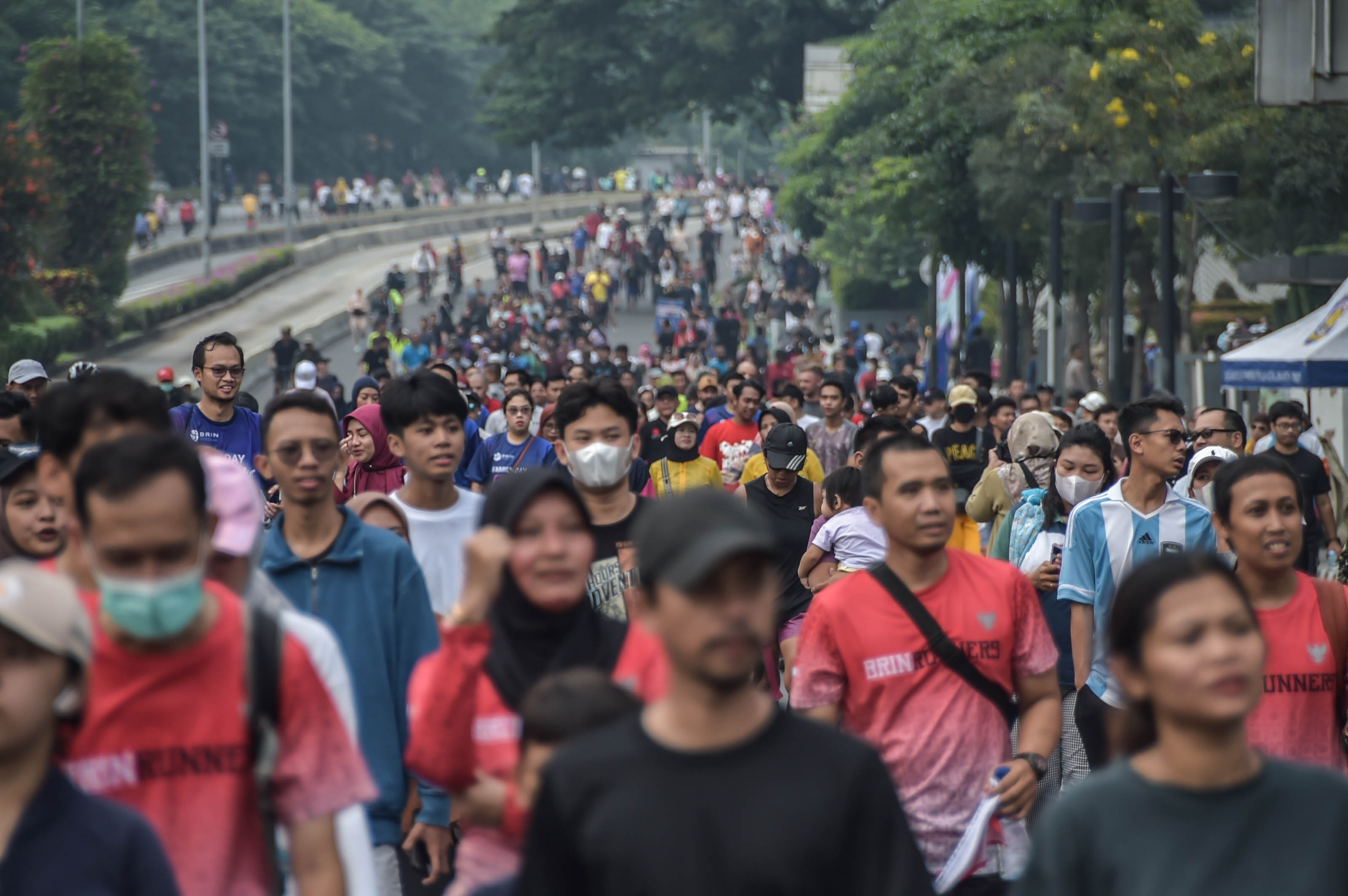 Sejumlah warga beraktivitas di kawasan Bundaran HI, Jakarta, Minggu