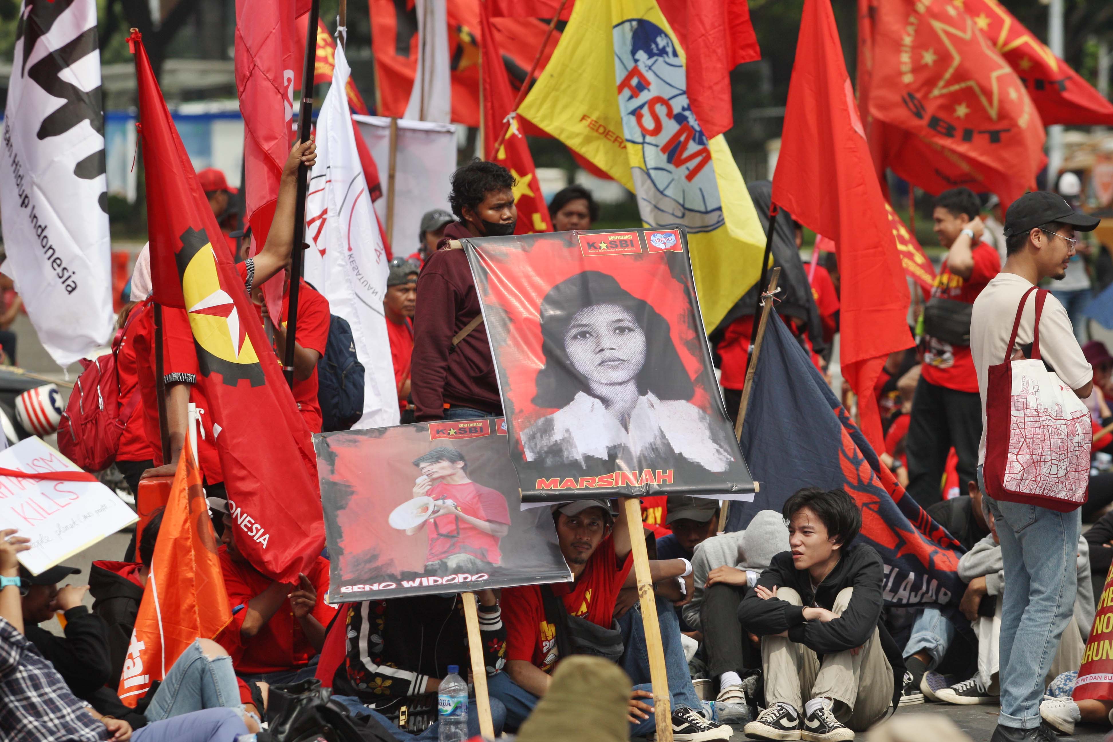 Massa buruh dan pekerja lepas dari Kongres Aliansi Serikat Buruh aksi dalam rangka Hari Buruh Internasional di Jalan MH Thamrin (1/5/2023).