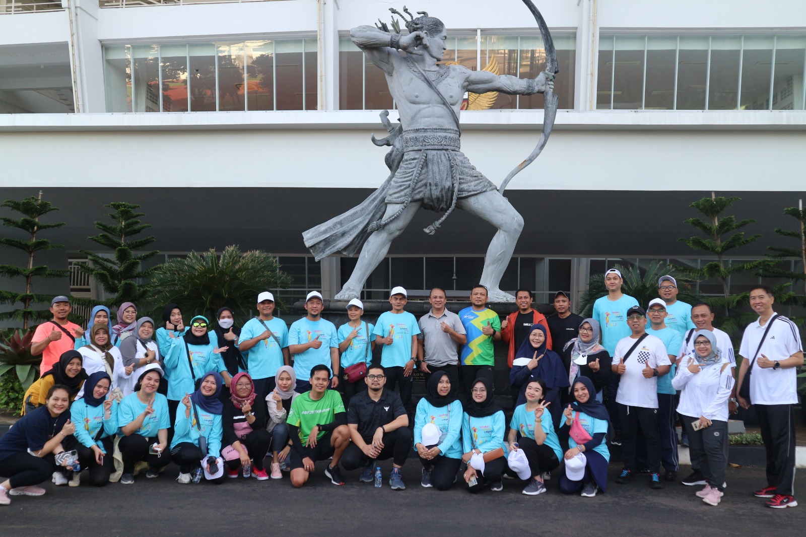 Kantor Cabang BPJAMSOSTEK Kebayoran Baru melaksanakan kegiatan olahraga bersama (jalan santai) di Gelora Bung Karno Jakarta.